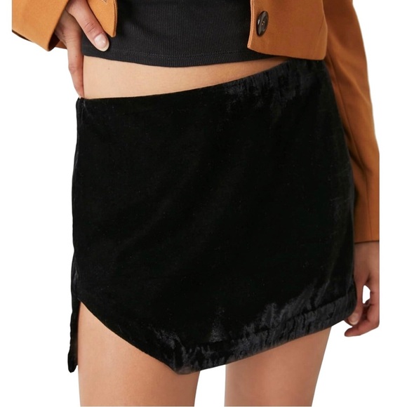 Free People Annalise Velvet Mini Skirt || Black - Picture 3 of 8